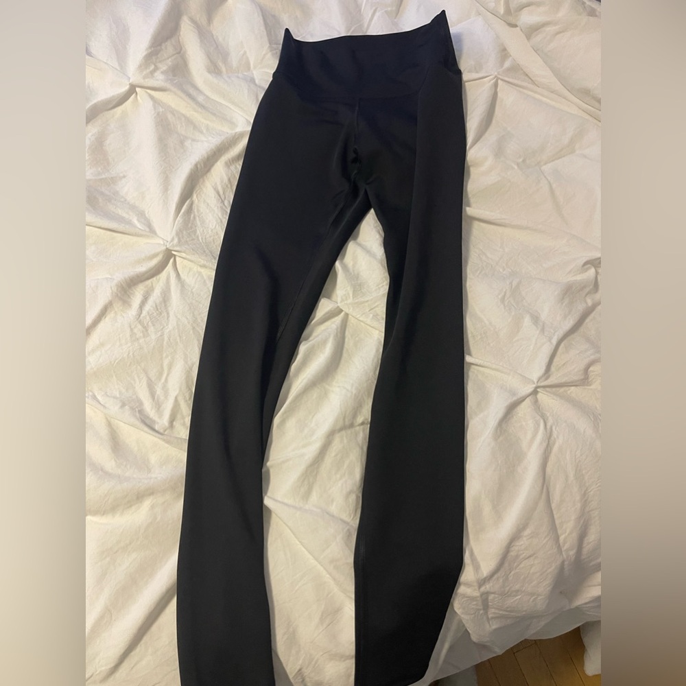 Alo Yoga High waist airlift legging. Size medium. Color black. Like new.